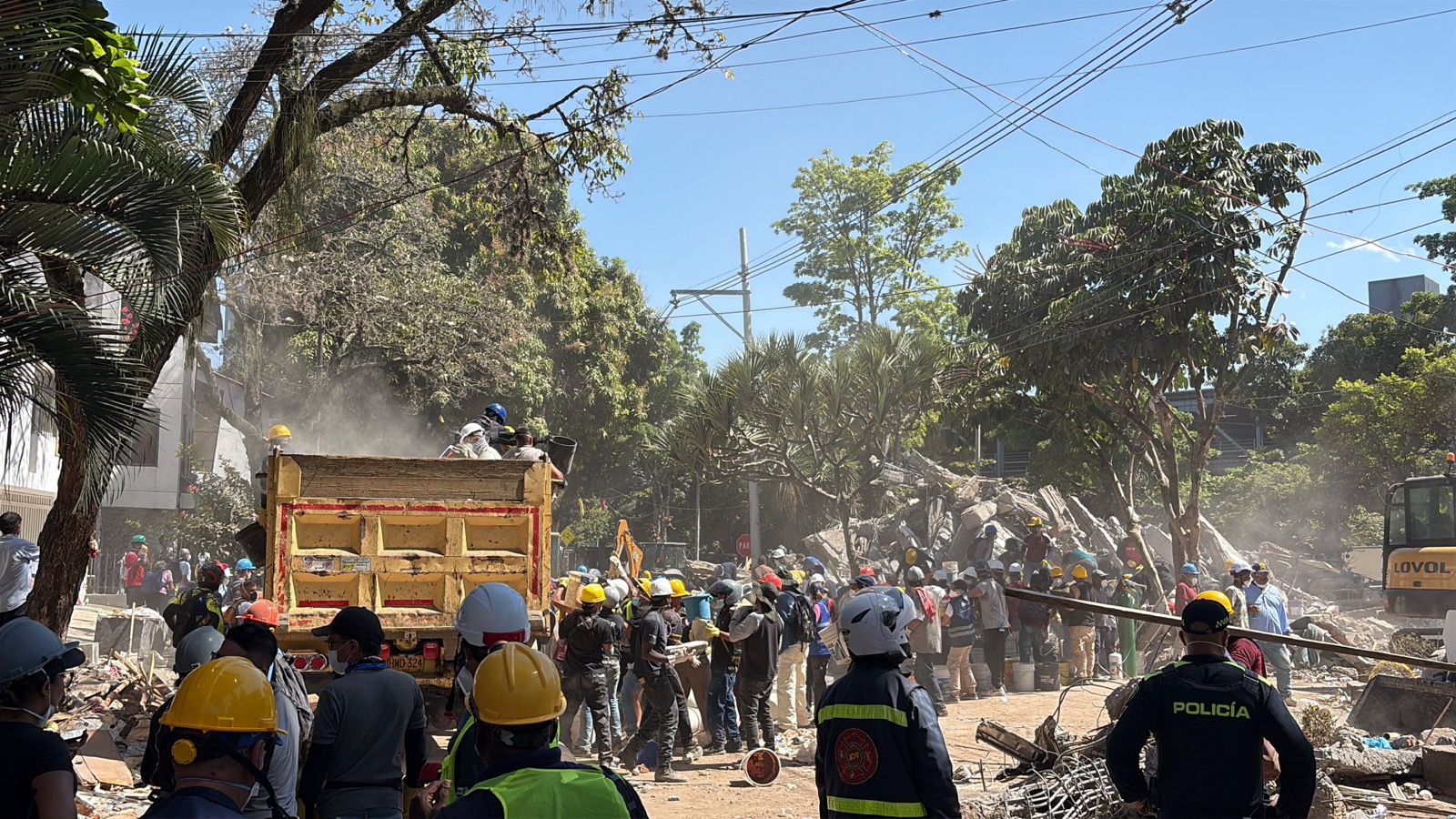 Cali, Quibdó y el Eje Cafetero. El sismo del 10 dejó edificios en el piso y cuadrillas sacando escombros.